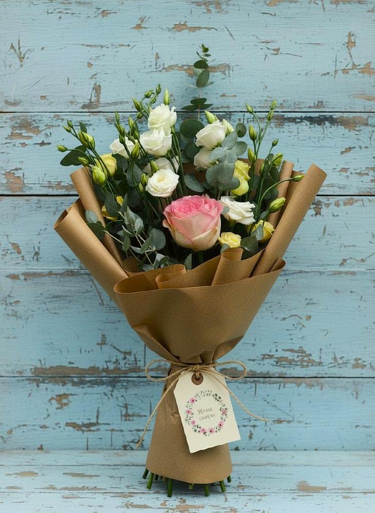 Букет цветов из: Розы и Лизиантусы в Лермонтове