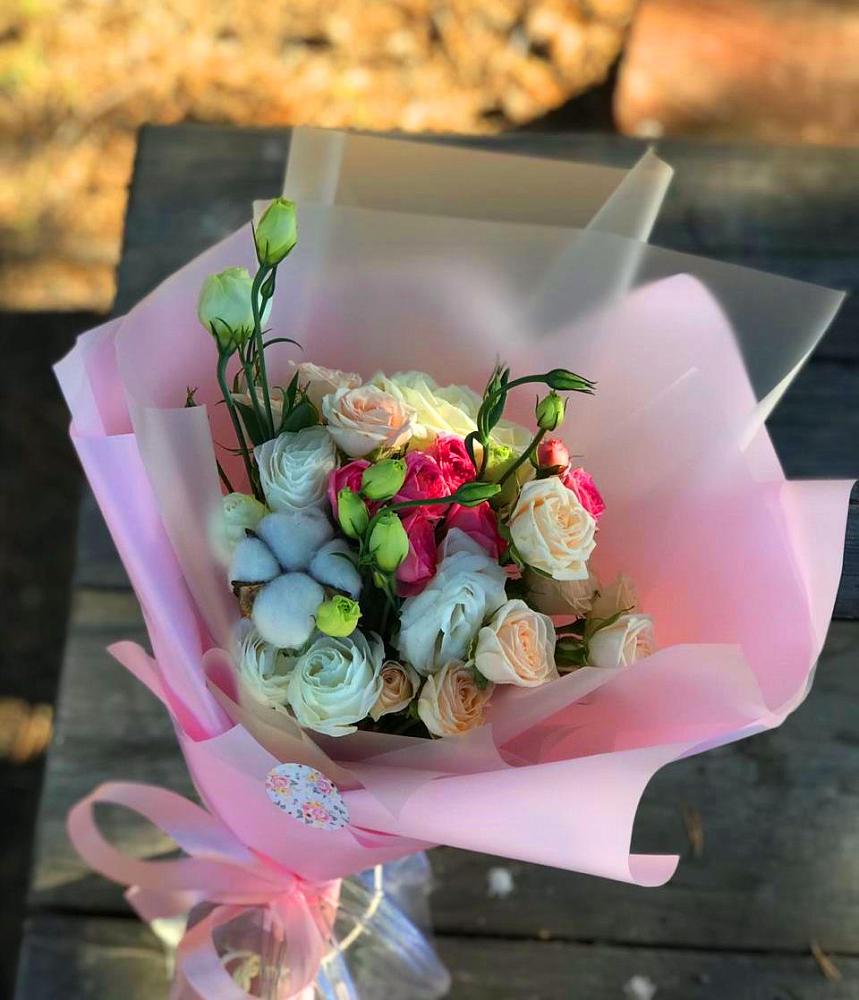 Букет цветов из: Розы и Лизиантусы в Лермонтове