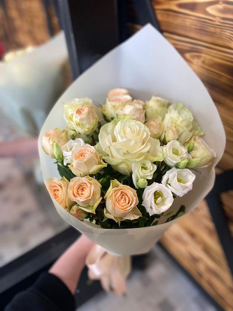 Букет цветов из: Розы и Лизиантусы в Лермонтове